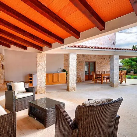 Moncalvo Comfortable Villa Bale